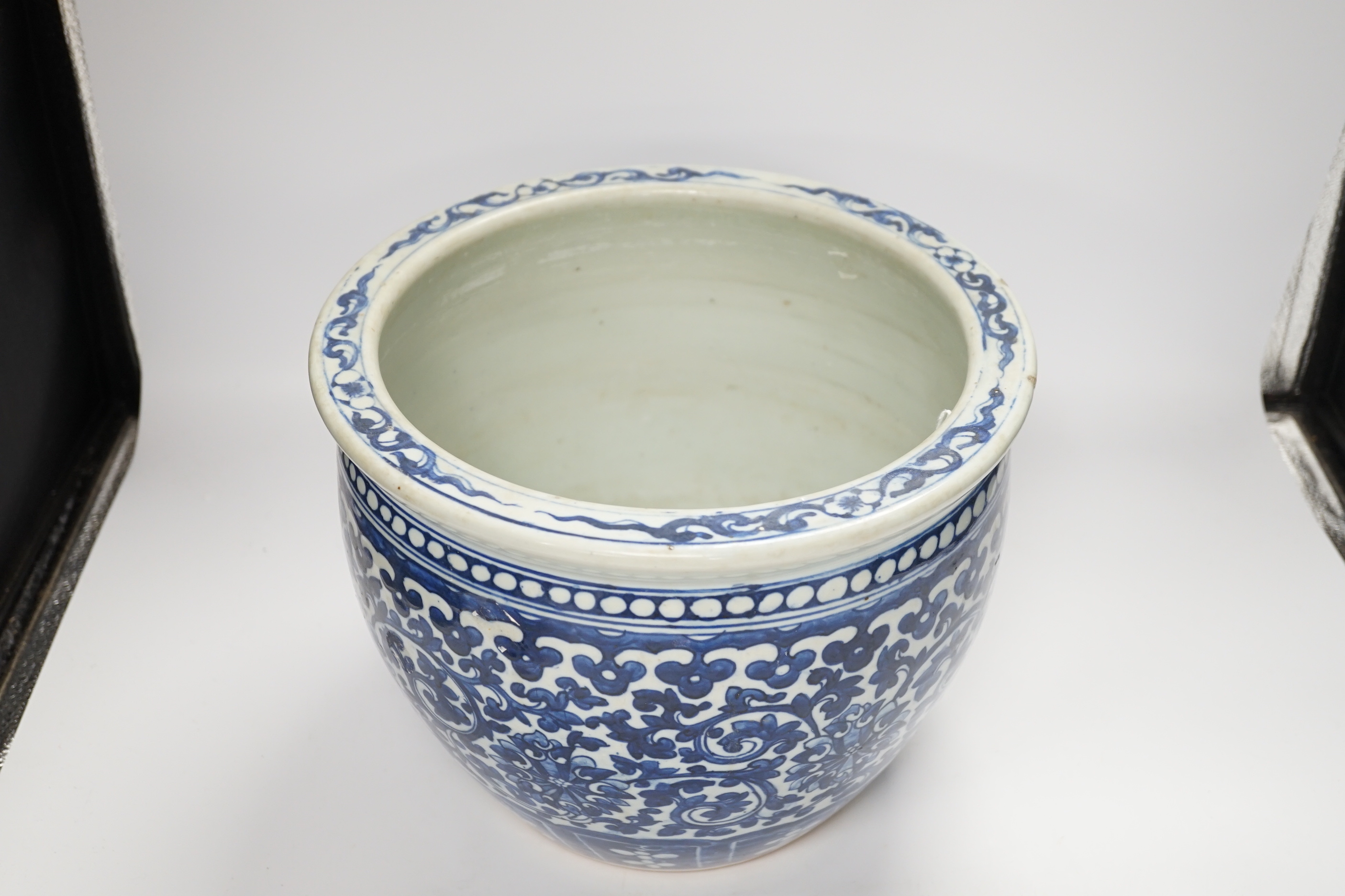 A large Chinese blue and white pot, late 19th century, 23cm high